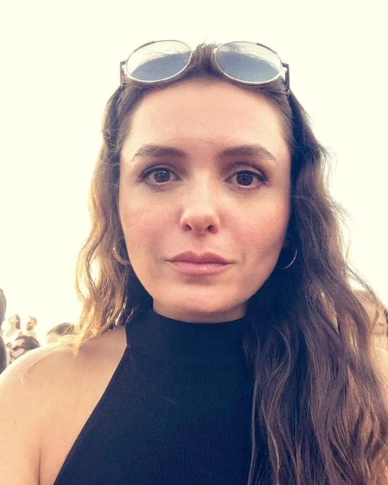 Após falhas no avião, Monica Iozzi relata susto e desiste de viagem