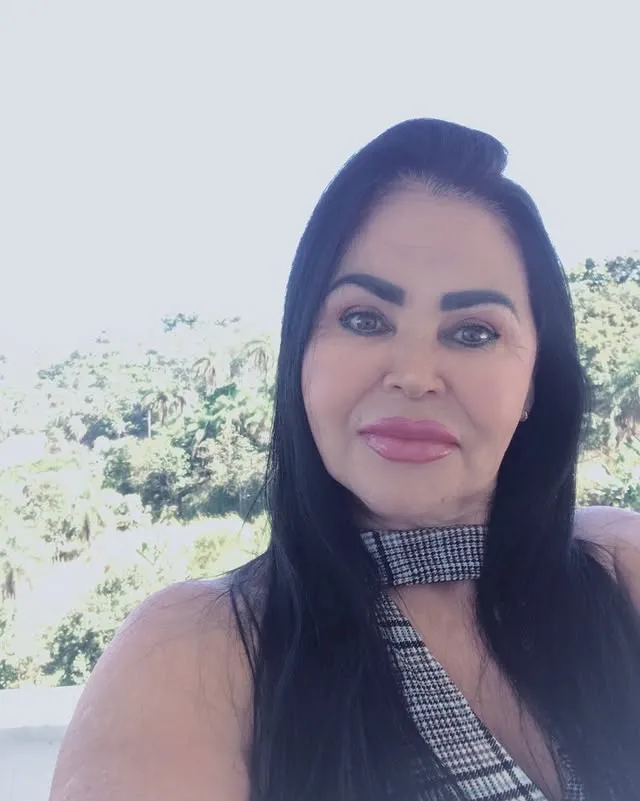 Mãe de Eduardo Costa rebate seguidor após ser chamada de “maracujá de gaveta”