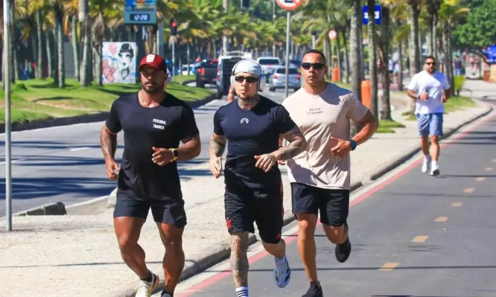 Escoltado por seguranças, MC Daniel mata o treino do dia na orla da Barra da Tijuca