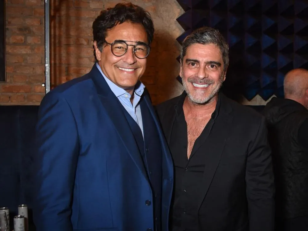 Luciano Szafir e Junno Andrade posam juntos em festa e mostram sintonia familiar