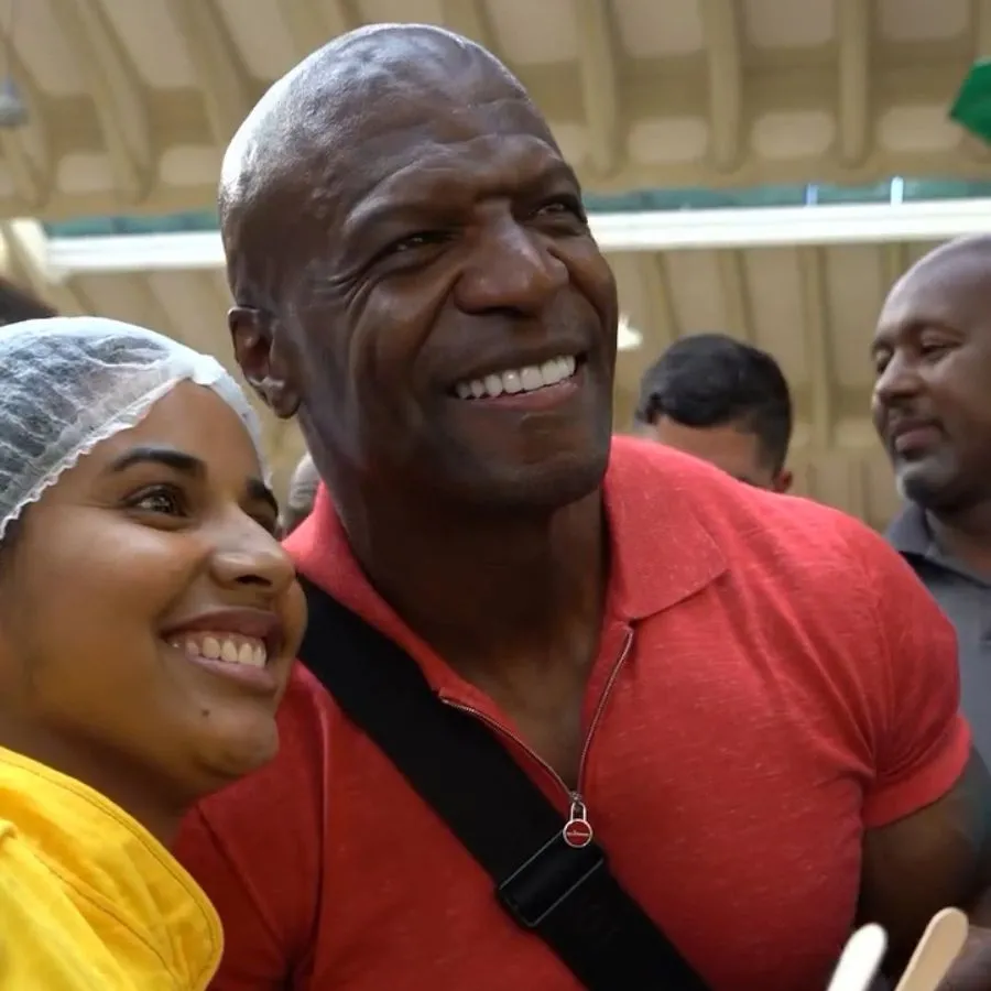 Terry Crews viraliza ao visitar o Mercadão de São Paulo e provar sanduíche de mortadela