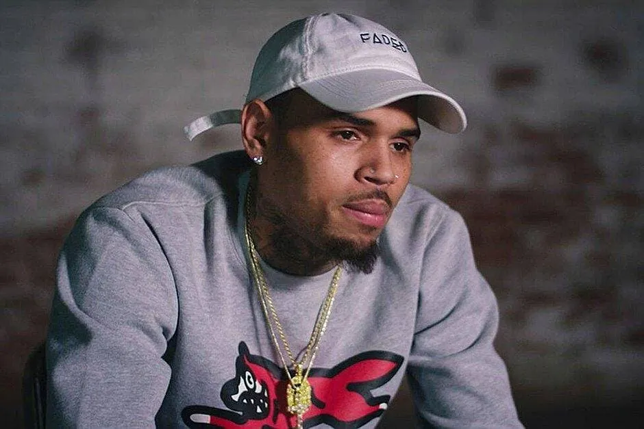 Chris Brown deixou a prisão no Reino Unido após pagar fiança milionária