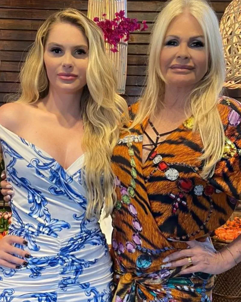Monique Evans e Bárbara Evans selam a paz após longo período de afastamento