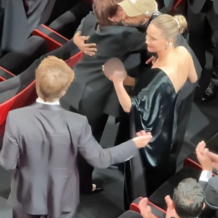 Jennifer Lawrence viraliza ao mostrar dedo do meio a Robert Pattinson em Cannes