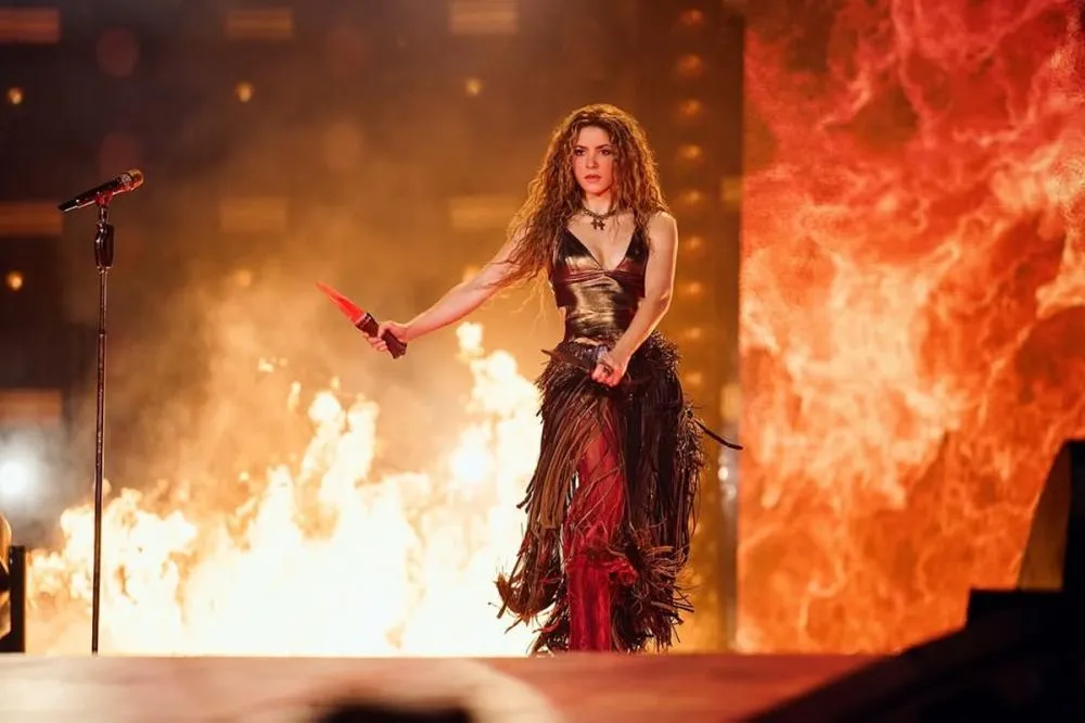 Shakira leva tombo durante coreografia de “Whenever, Wherever” em show