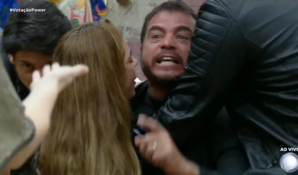 Mesmo com pedidos de expulsão, Record alega que não há motivos para expulsar Dhomini do 'Power Couple Brasil'
