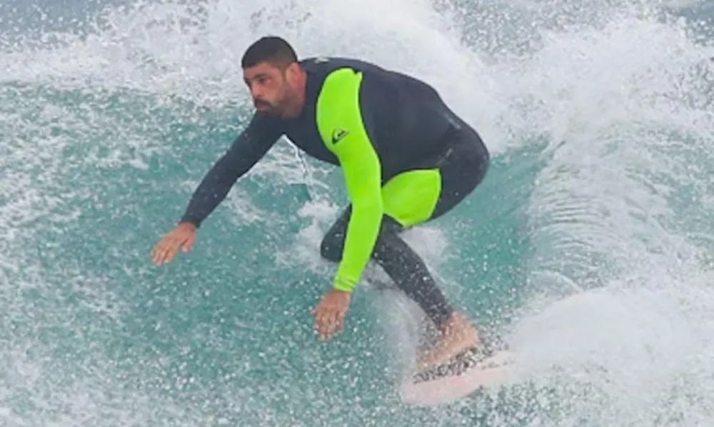 Cauã Reymond demonstra suas habilidades no surf em ondas radicais no Rio de Janeiro