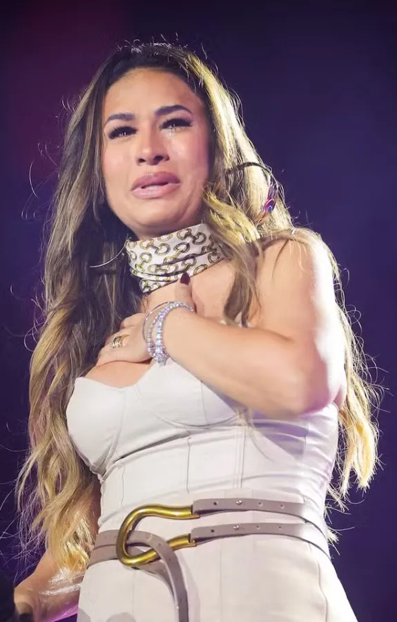 Sem voz, Simone Mendes chora em palco e desabafa
