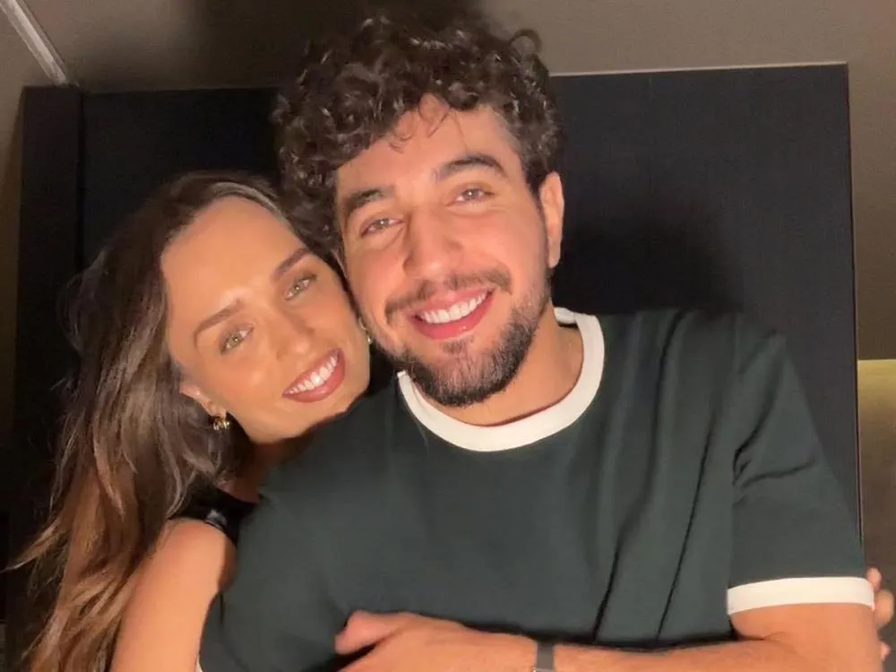 Henrique brinca com Nattan nos bastidores de show e comenta relação com Rafa Kalimann