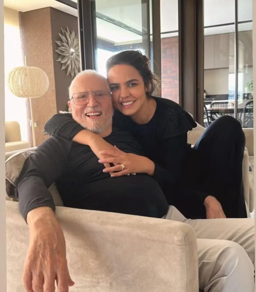 Carlos Alberto de Nóbrega celebra sete anos de casamento com Renata Domingues