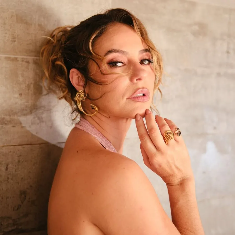 De lingerie, Paolla Oliveira chama a atenção nas redes após cena sensual em 'Vale Tudo': “Gostosa”