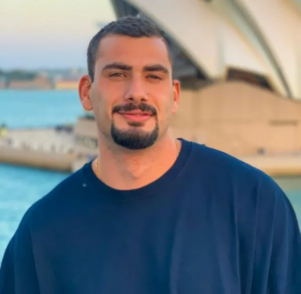 Ex-BBB, Nizam revela que já recebeu beijo grego: "Um fetiche que eu tenho"
