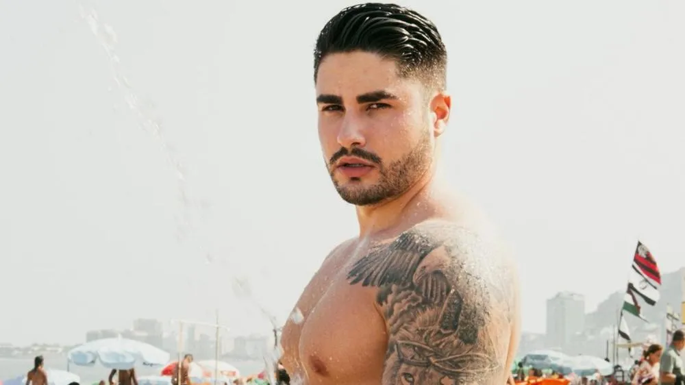 Lucas Souza rebate comentários homofóbicos após se assumir bissexual
