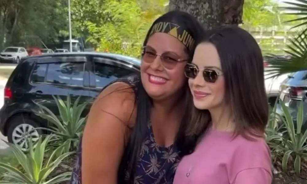Sandy cria mal estar ao se recusar a autografar cd de fã; veja