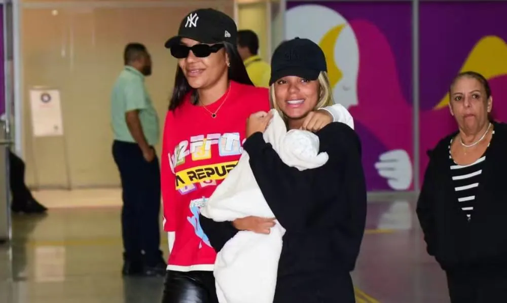 Veja! Brunna Gonçalves e Ludmilla desembarcam no Brasil com Zuri nos braços