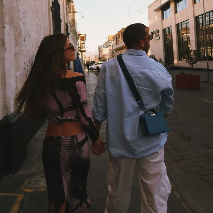 Jade Picon compartilha foto de mãos dadas com ator e alimenta rumores de romance