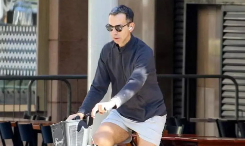 César Tralli aproveita manhã para passear de bicicleta pelo Rio de Janeiro