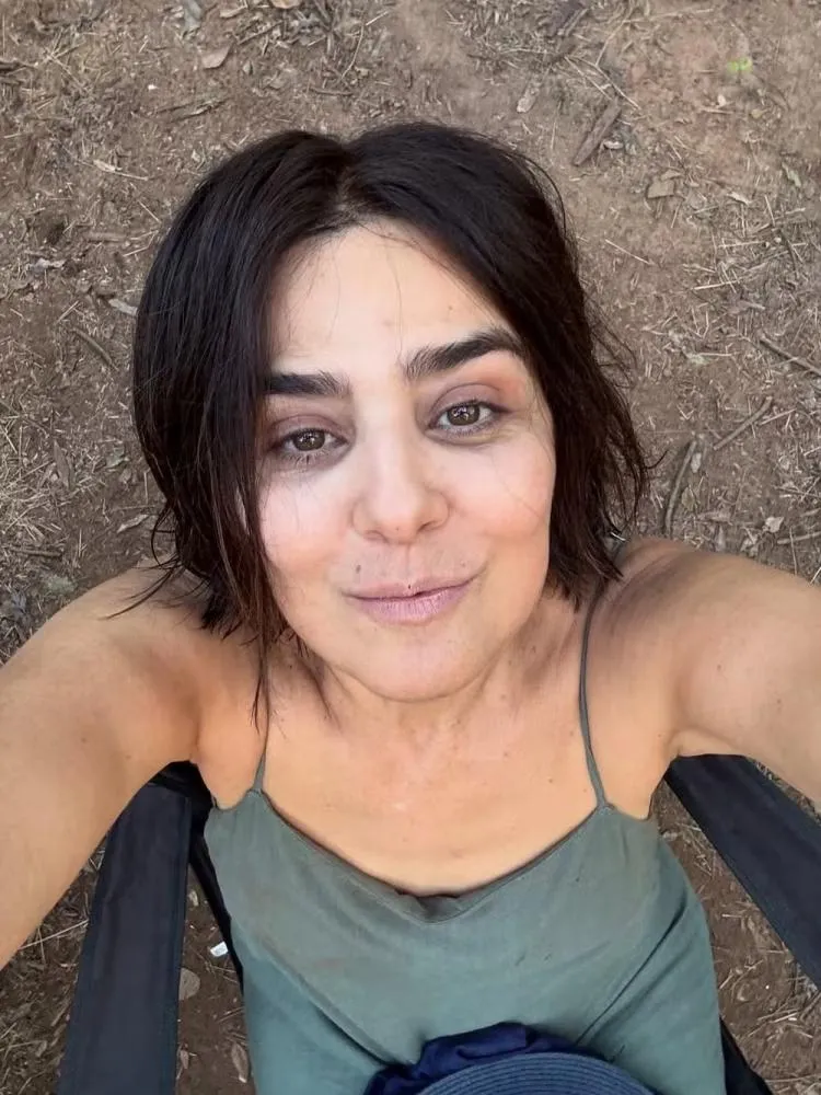 Leticia Sabatella adota novo visual para filme e exibe cabelos curtos com mechas grisalhas