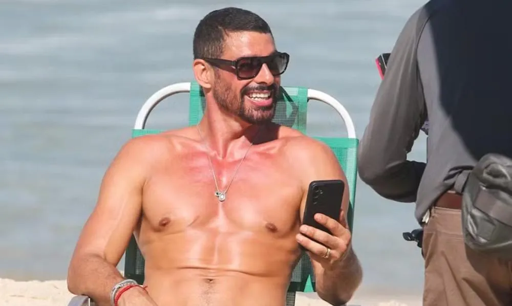 Cauã Reymond é clicado em meio às gravações de 'Vale Tudo' em praia carioca