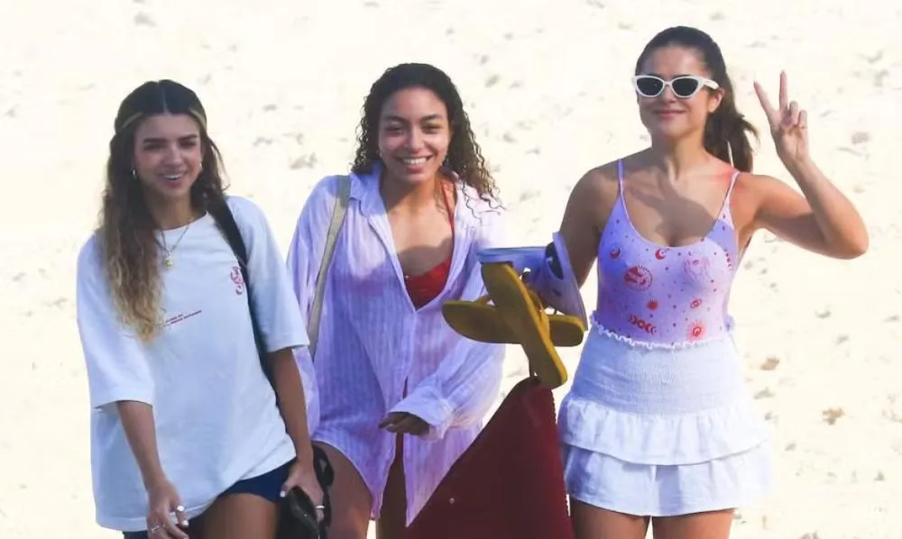 Maísa aproveita tarde em praia carioca acompanhada das amigas