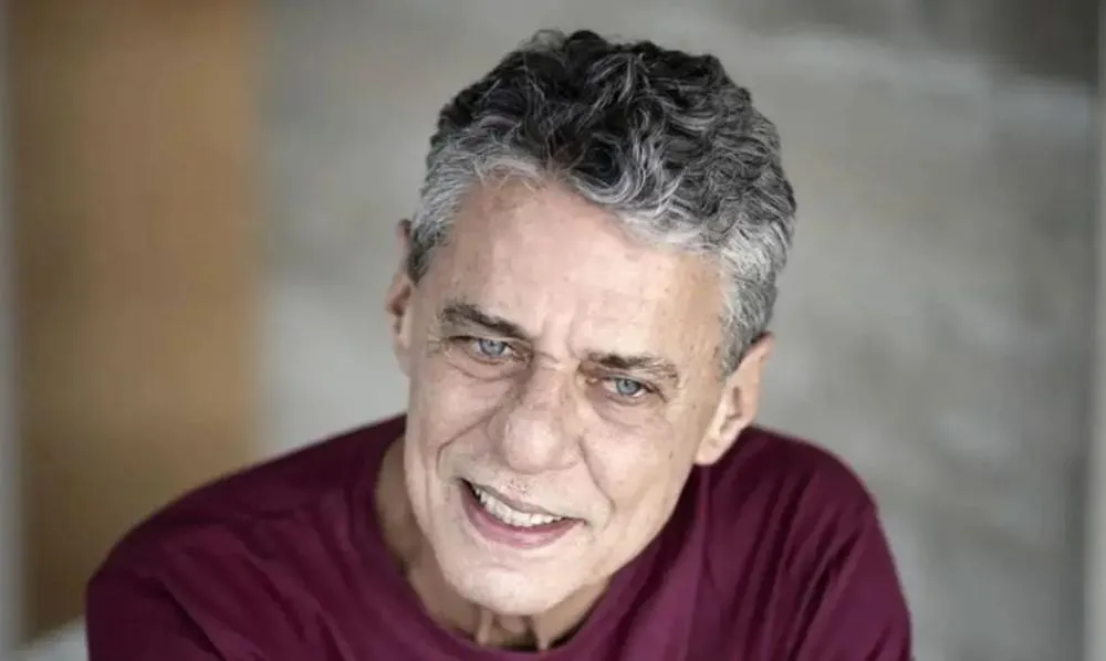 Após cirurgia para aliviar pressão no crânio, Chico Buarque recebe alta médica