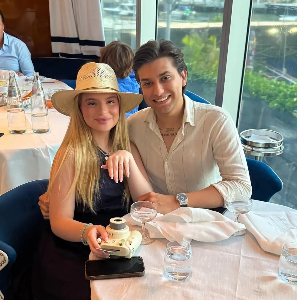 Atriz Sophia Valverde anuncia noivado com produtor Pietro Kraüss