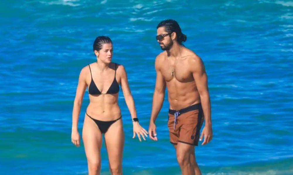 Agatha Moreira e Rodrigo Simas reservam a manhã para treino e mergulho em praia carioca