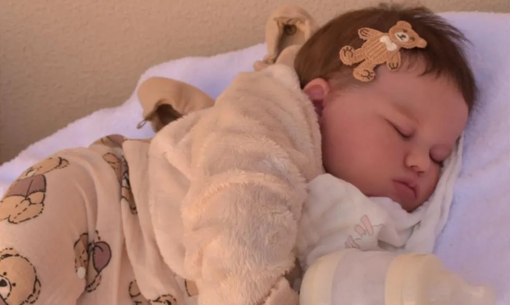 Homem é preso por agredir neném de quatro meses ao confundi-lo com um bebê reborn