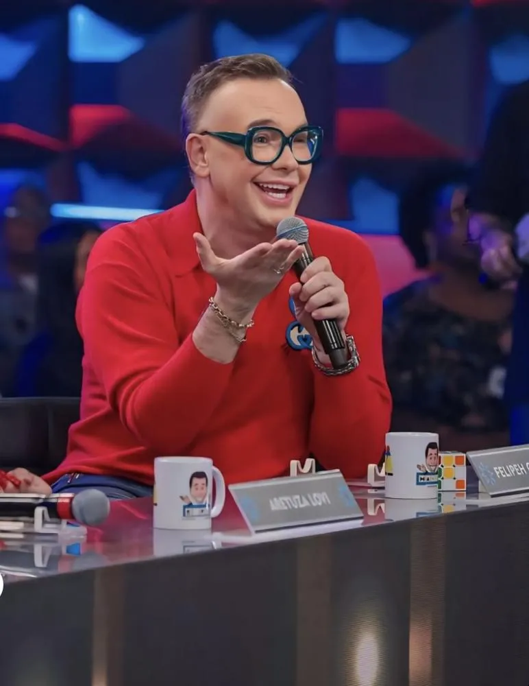 Felipeh Campos comemora quase dois anos no júri do 'Show de Calouros', no 'Programa Silvio Santos'