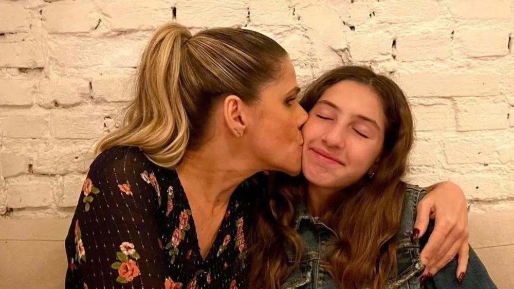 Ingrid Guimarães “invade” festa junina da filha e aponta drama de mães de adolescentes