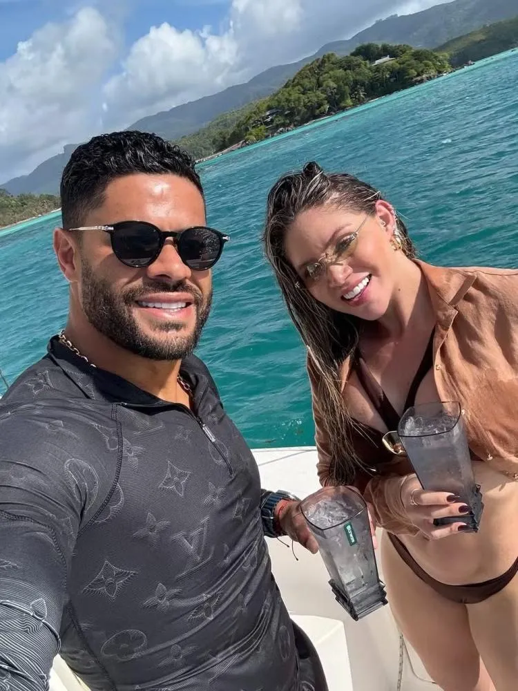 Jogador Hulk curte viagem romântica com Camila Ângelo em ilha africana