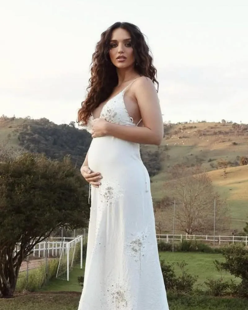 Rafa Kalimann celebra gravidez e exibe barriga nas redes
