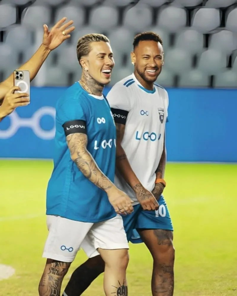 Neymar se diverte com tatuagem de MC Daniel em sua homenagem que deu errado
