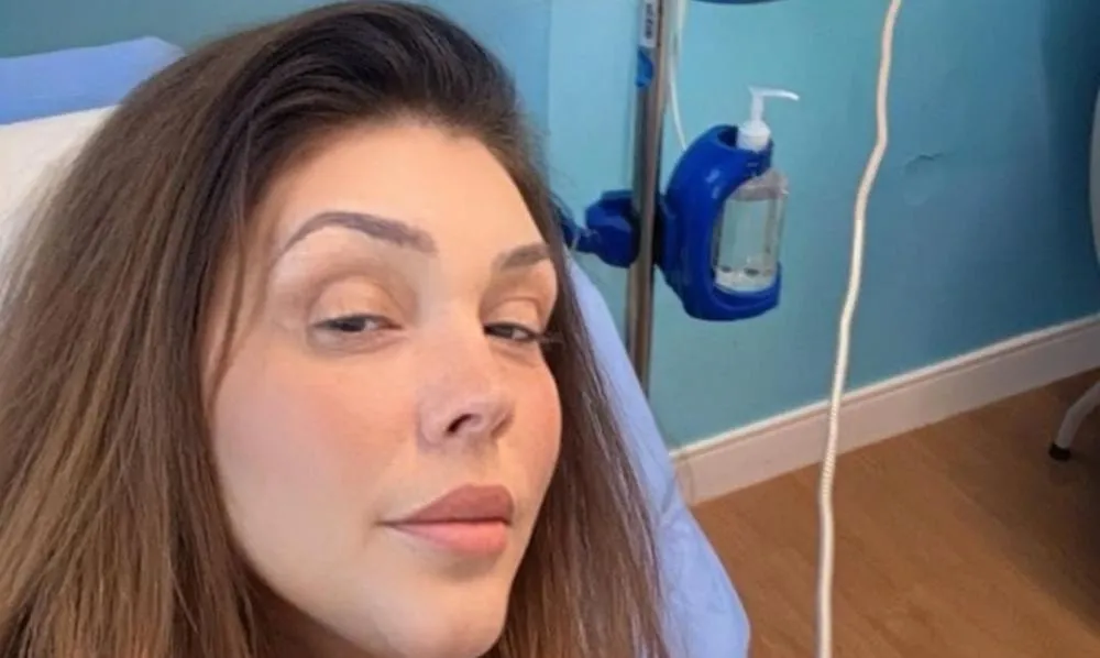 Em remissão do câncer, Simony abre o coração durante sessão de imunoterapia: “Estou viva, de pé”