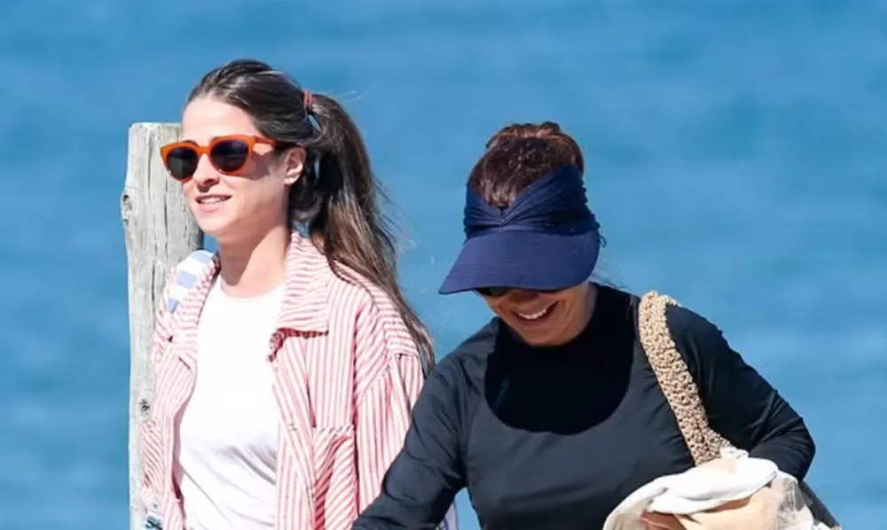 Fernanda Souza comemora aniversário em dia de praia ao lado da namorada