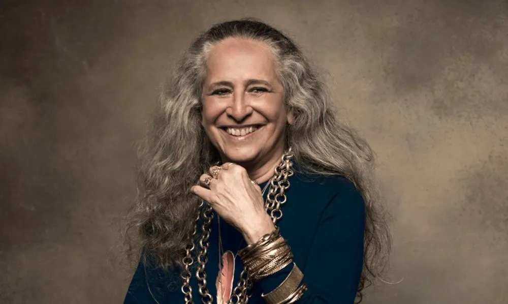 Voz, reverência e presença: celebre a vida de Maria Bethânia