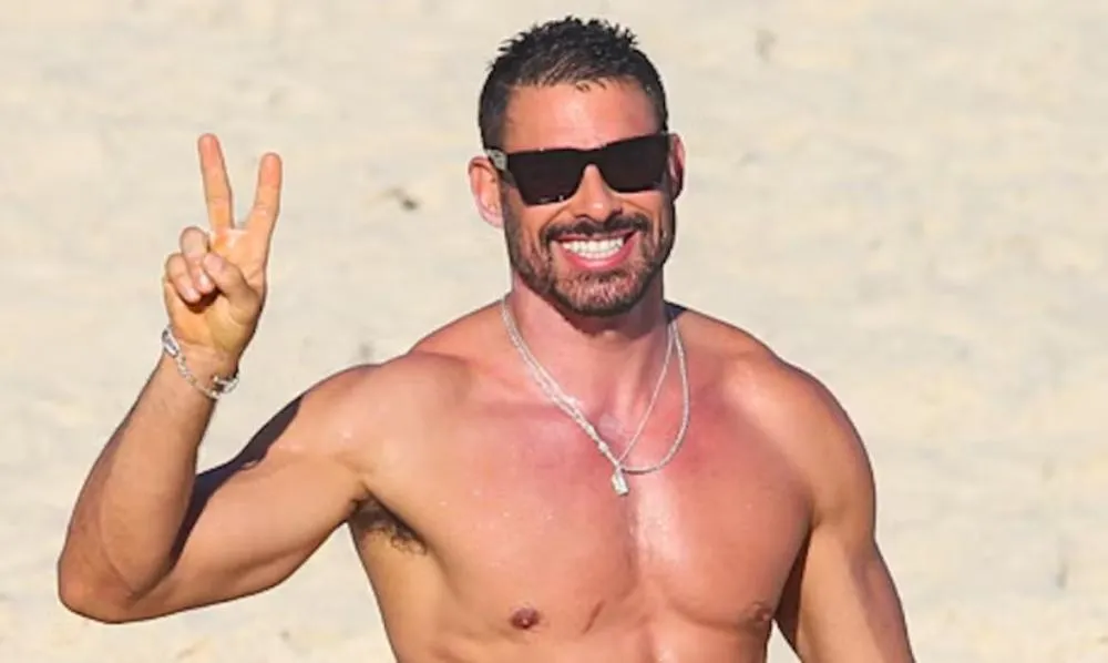 Cauã Reymond renova bronzeado em pleno feriadão em praia carioca; veja
