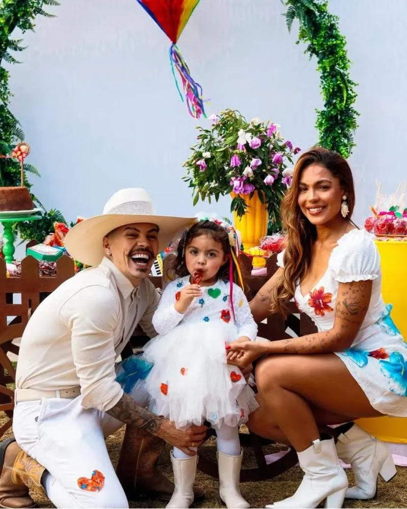 Biel tatua rosto de Tays e filha, mas esposa brinca: “Não pareço eu”