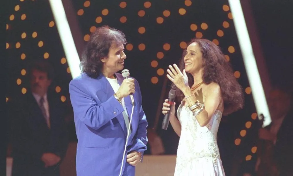 Roberto Carlos exalta Bethânia: “Canta e interpreta como ninguém”