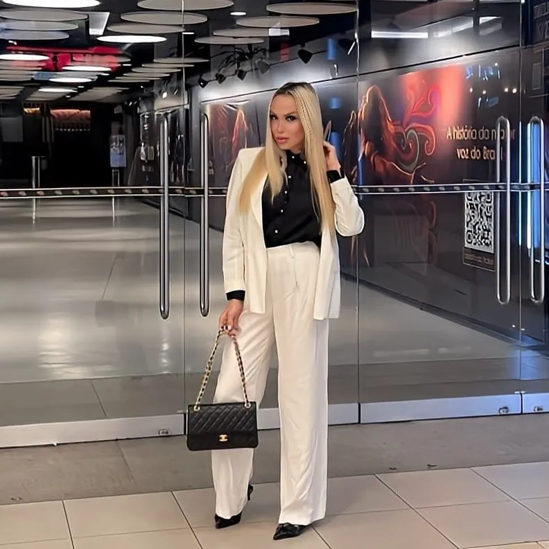 Influencer luta para encontrar namorado por conta de vício em sexo