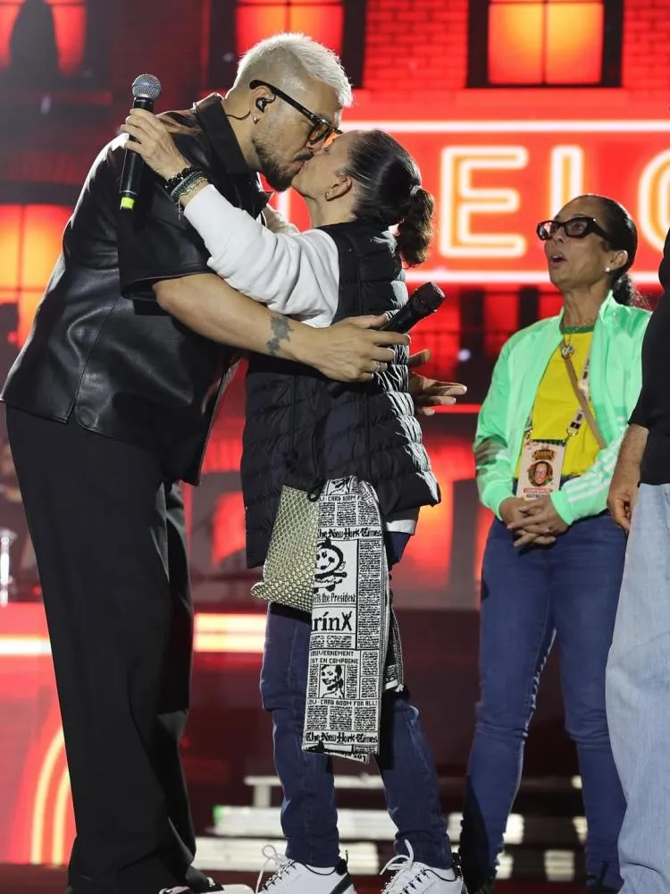 Prefeita rouba a cena ao beijar Belo no palco durante show na Bahia