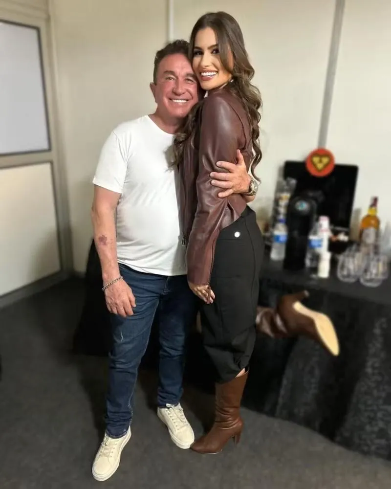 Amado Batista aumenta rumores de crise na relação durante show