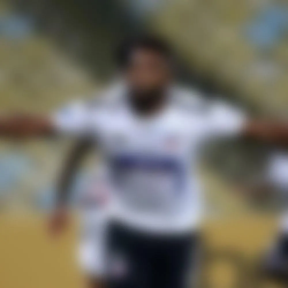 Quem é o jogador de futebol denunciado por escola por maltratar os filhos
