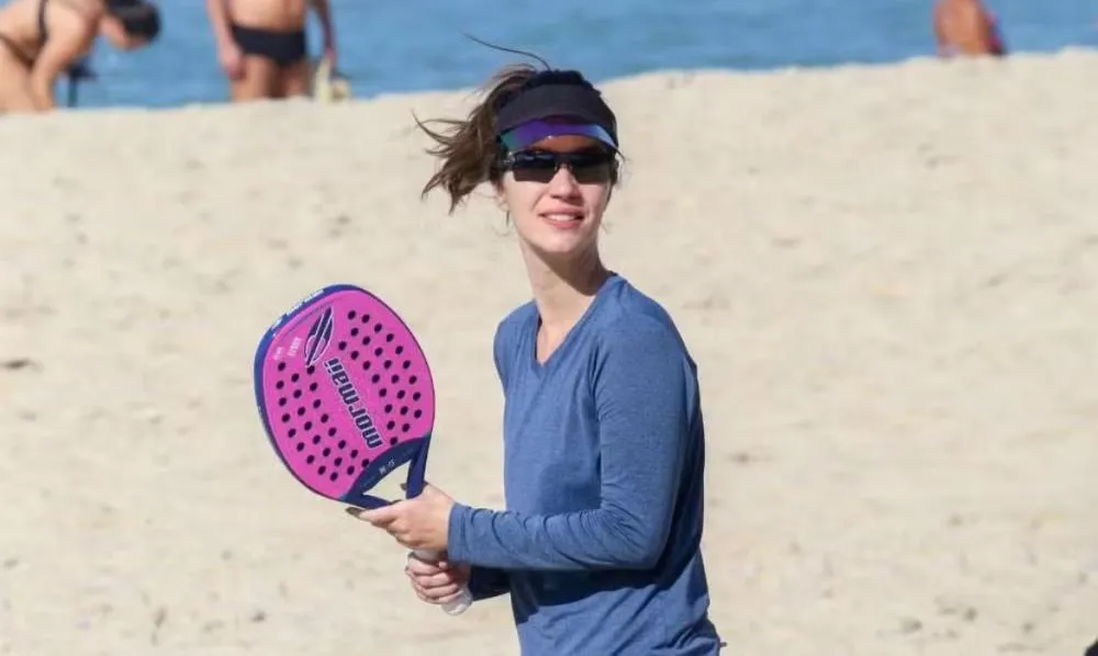 Nathalia Dill aproveita manhã ensolarada e marca presença em praia carioca; veja