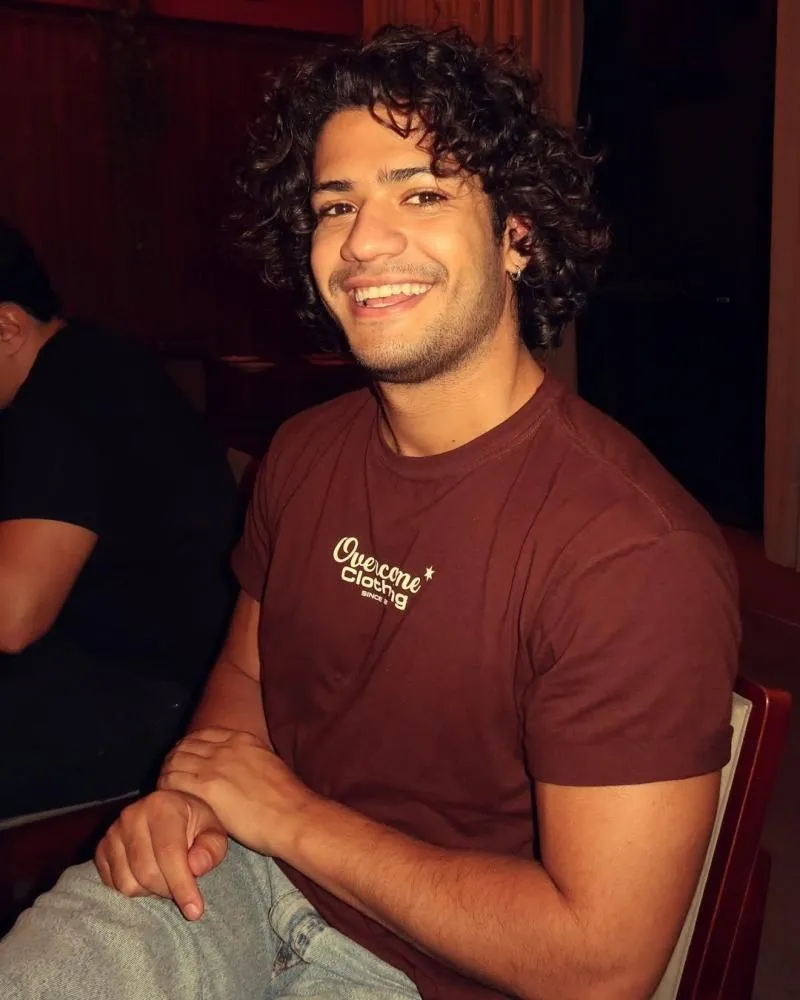 Ator de 'Chiquititas' conta como descobriu ser bissexual: “Depois de umas doses, a gente se pegou”