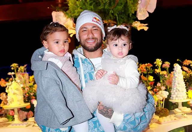 “Vão ter que fazer força”: Neymar brinca sobre filhas gastarem sua fortuna
