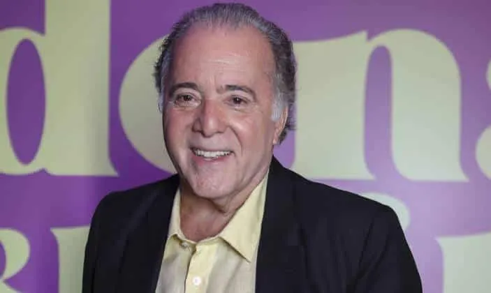 Tony Ramos é homenageado no Prêmio APTR de Teatro e se declara à esposa em discurso
