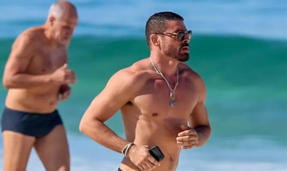 Cauã Reymond coloca tanquinho pra jogo em manhã ensolarada na praia; veja