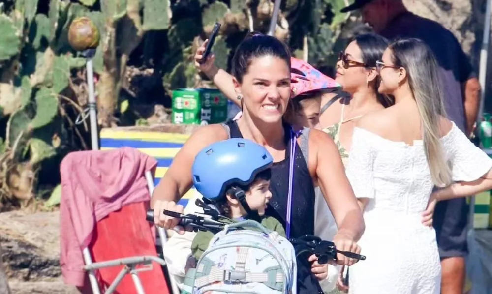 Daniella Sarahyba passeia de bicicleta com os filhos no Rio; veja