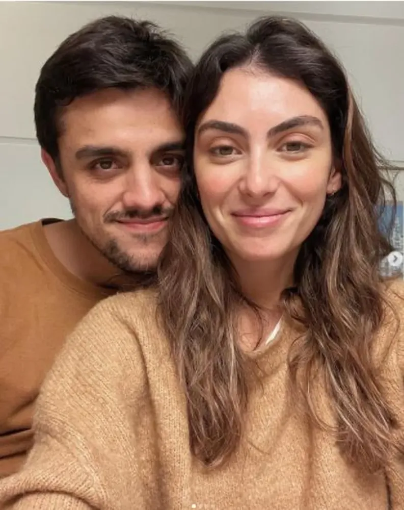 Felipe Simas elogia escolha da esposa de deixar carreira para se dedicar aos filhos